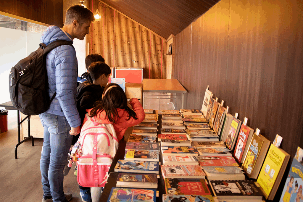 Cap història es queda a la banqueta, acció del Dia Internacional del Llibre