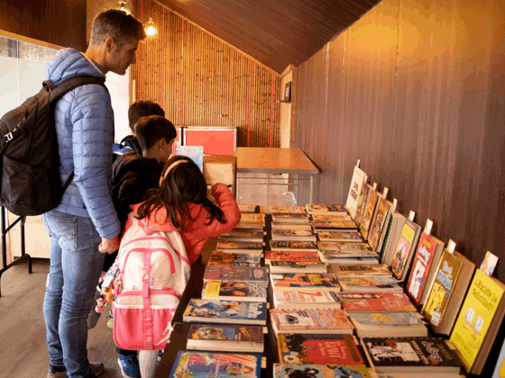 Cap història es queda a la banqueta, acció del Dia Internacional del Llibre