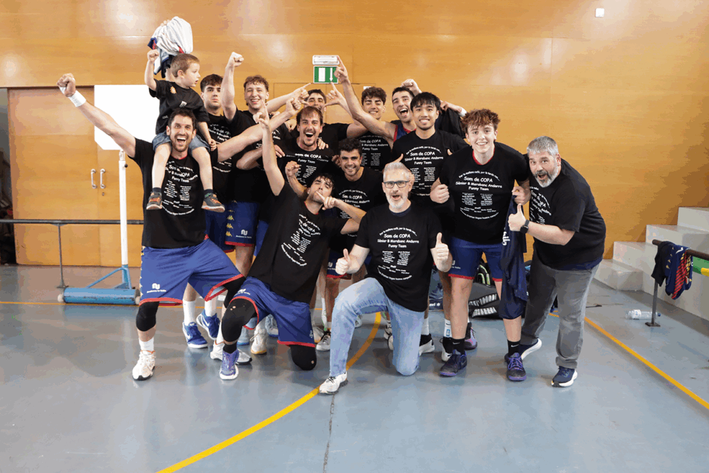 El Sènior B celebrant l'ascesn a Copa Catalunya