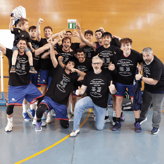 El Sènior B celebrant l'ascesn a Copa Catalunya