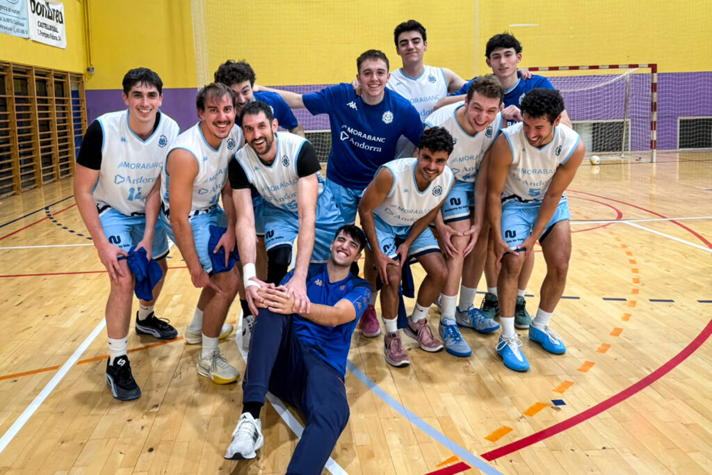 El sènior B en foto grupal després del partit a CAstellbisbal.