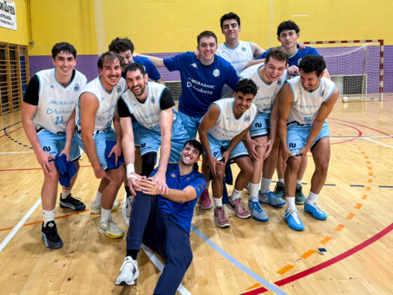 El sènior B en foto grupal després del partit a CAstellbisbal.