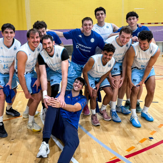 El sènior B en foto grupal després del partit a CAstellbisbal.